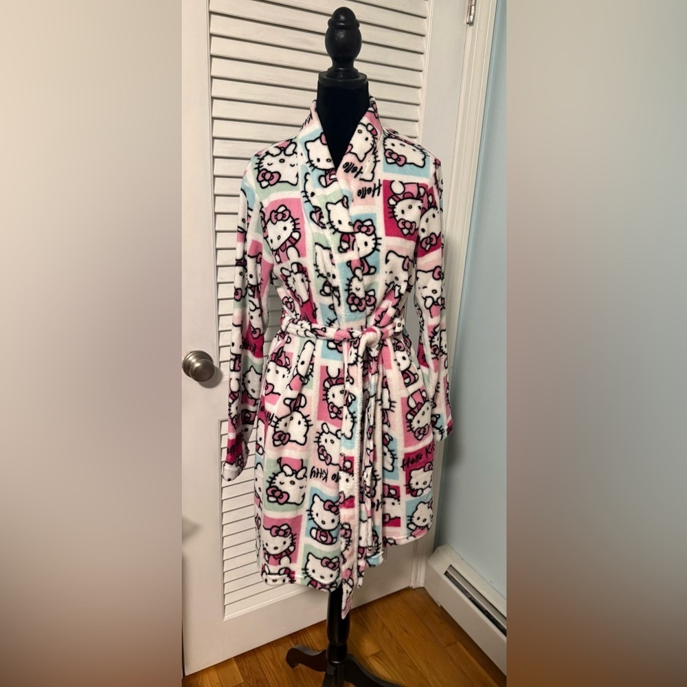 Hello Kitty Robe Womans S/M. Soft pretty colors with pockets on each side.